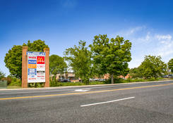 
                                	        Easton Marketplace
                                    